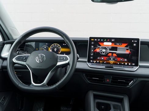 Used 2025 Volkswagen Tiguan SE w/ Panoramic Sunroof Package image 22