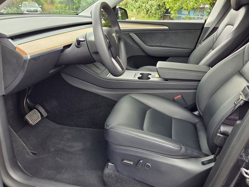 Used 2024 Tesla Model Y 2WD image 9