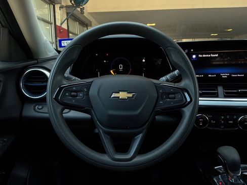 Used 2025 Chevrolet Trax LT FWD image 31