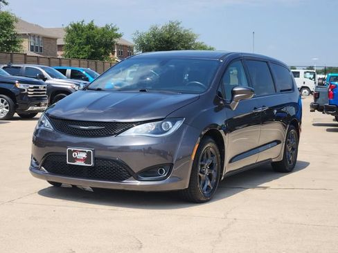 Used 2019 Chrysler Pacifica Touring Plus w/ S Appearance Package FWD image 11