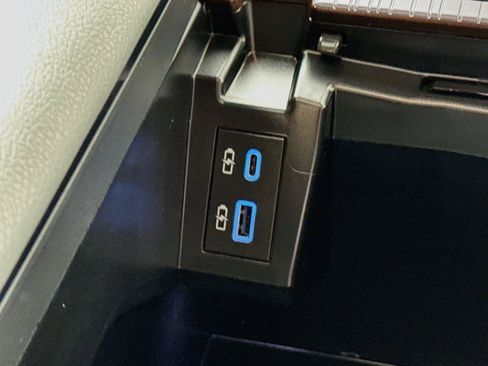 Certified 2024 Toyota Sienna XLE FWD image 36
