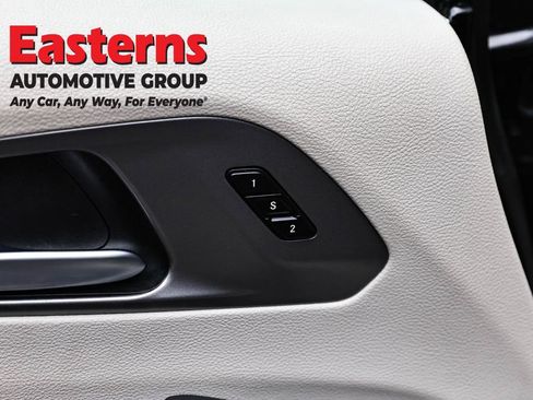 Used 2024 Chrysler Pacifica Select image 20