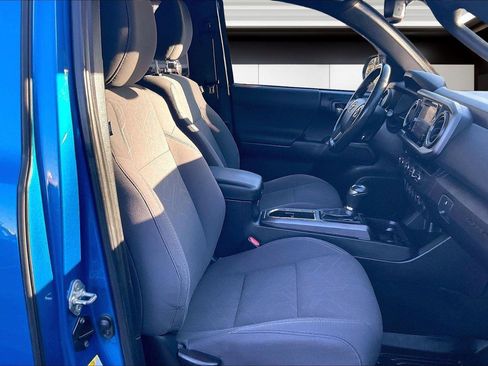 Used 2018 Toyota Tacoma TRD Sport image 7