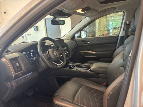 Used 2024 Nissan Pathfinder Platinum FWD image 12