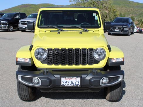 Used 2024 Jeep Gladiator Sport image 2