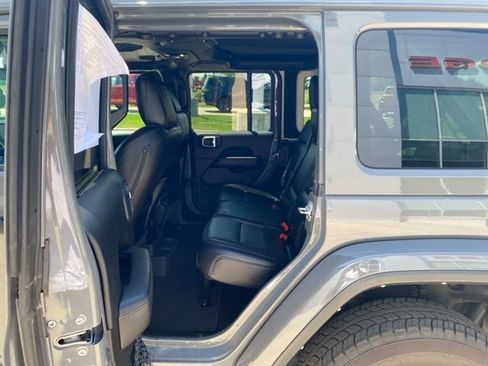Used 2022 Jeep Wrangler Unlimited Sahara AWD/4WD image 22