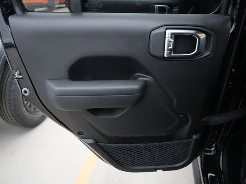 New 2025 Jeep Wrangler Unlimited Rubicon w/ Steel Bumper Group image 17