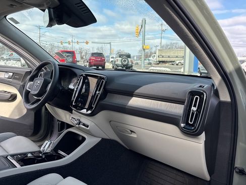 Certified 2025 Volvo XC40 B5 Ultra w/ Protection Package Premier image 36