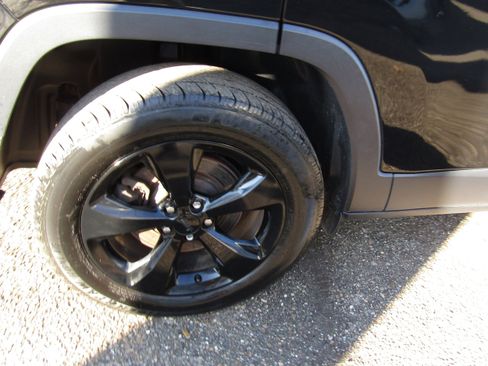 Used 2018 Jeep Cherokee Limited w/ High Altitude Package image 8