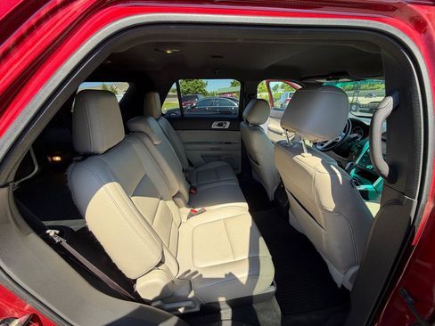 Used 2014 Ford Explorer XLT w/ Equipment Group 202A AWD/4WD image 38