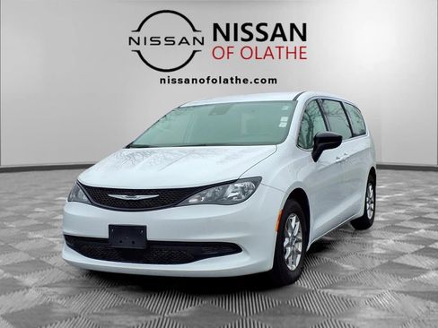 Used 2024 Chrysler Voyager LX image 1