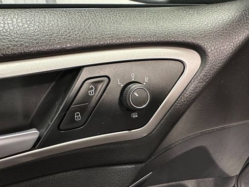 Used 2016 Volkswagen e-Golf SE w/ DC Fast Charging Package image 25