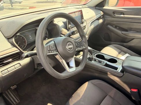 Used 2023 Nissan Altima 2.5 SV FWD image 9