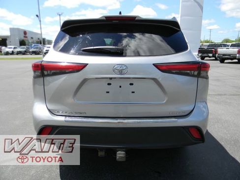 Used 2023 Toyota Highlander LE AWD/4WD image 3