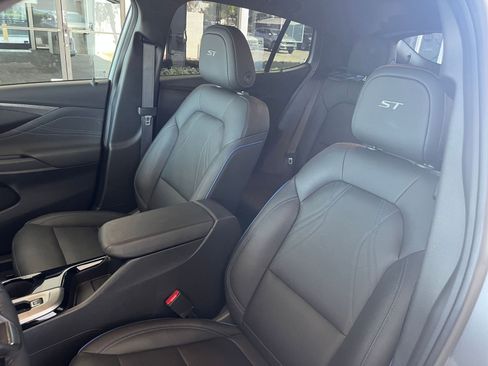 Used 2025 Buick Envista Sport Touring image 36