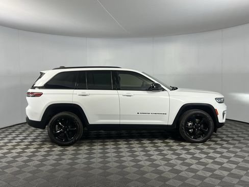 Used 2023 Jeep Grand Cherokee Limited w/ Black Appearance Package image 5