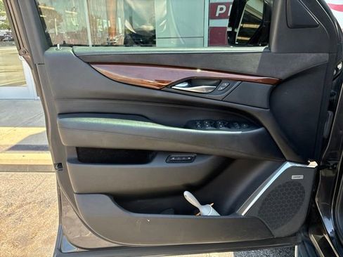 Used 2017 Cadillac Escalade ESV Luxury AWD/4WD image 12