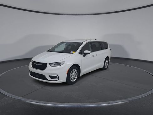 Certified 2023 Chrysler Pacifica Touring-L FWD image 8