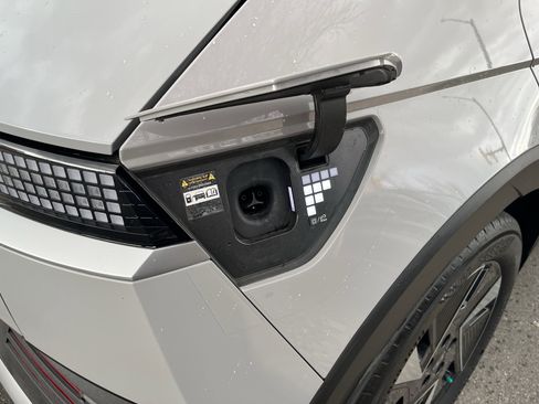 Used 2025 Hyundai Ioniq 5 SE image 9