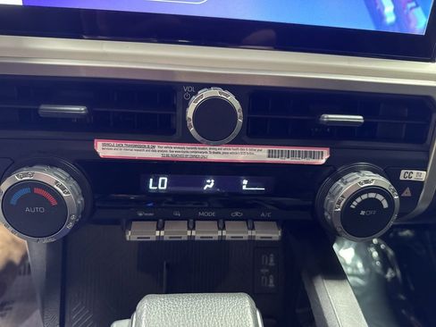 Used 2024 Toyota Tacoma TRD Off-Road image 28