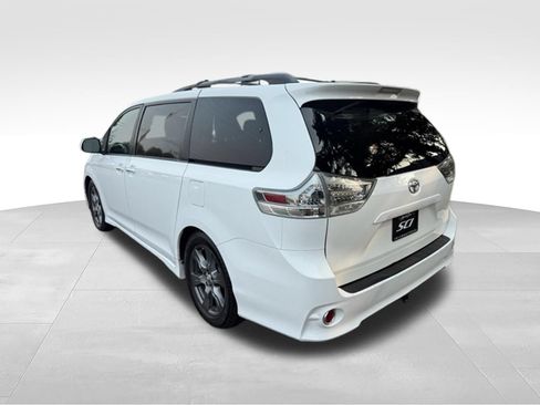 Used 2017 Toyota Sienna SE Premium FWD image 3