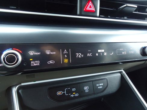 Used 2025 Kia Carnival FWD image 18
