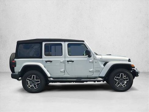 Used 2024 Jeep Wrangler Unlimited Sahara AWD/4WD image 4