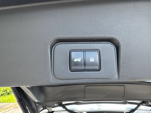 Used 2025 Nissan Rogue SV FWD image 19