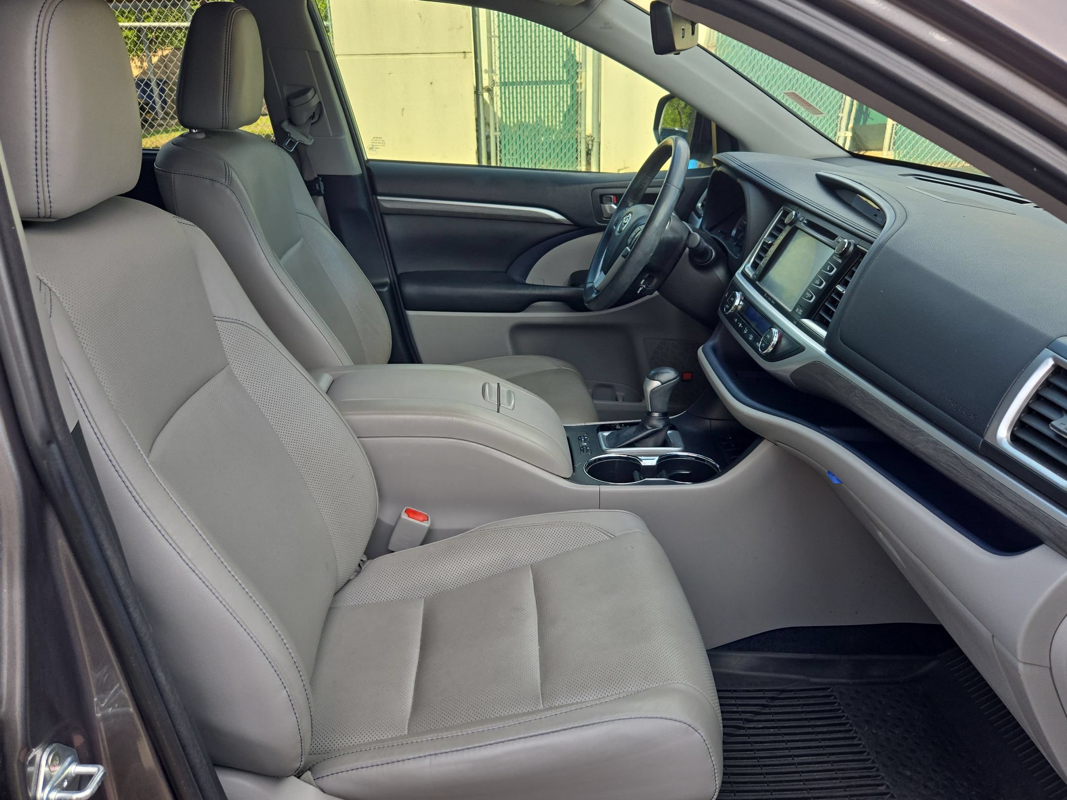Used 2018 Toyota Highlander Limited FWD image 27