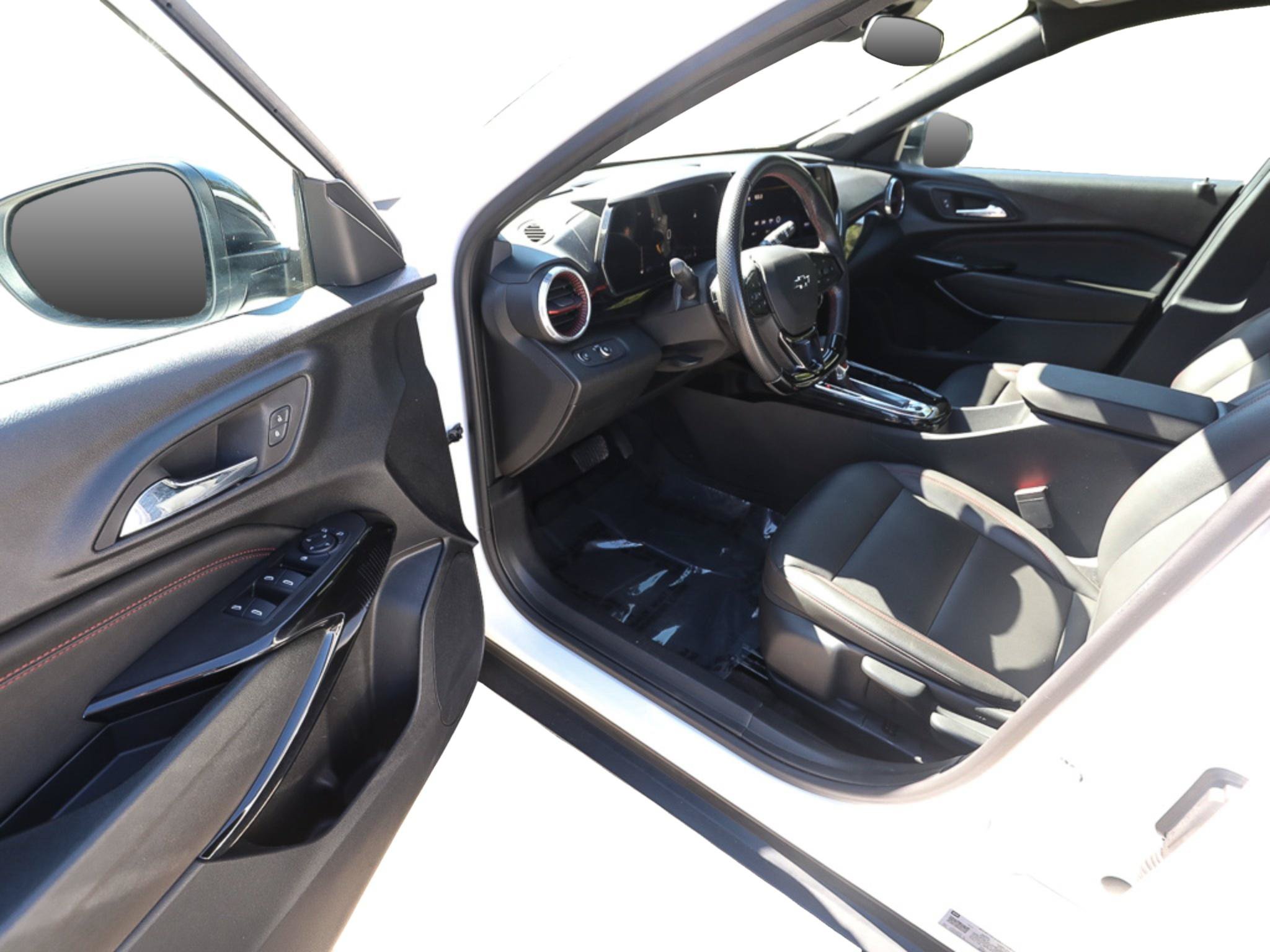Used 2025 Chevrolet Trax RS FWD image 11