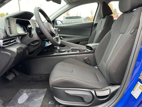 Certified 2025 Hyundai Elantra SE FWD image 19