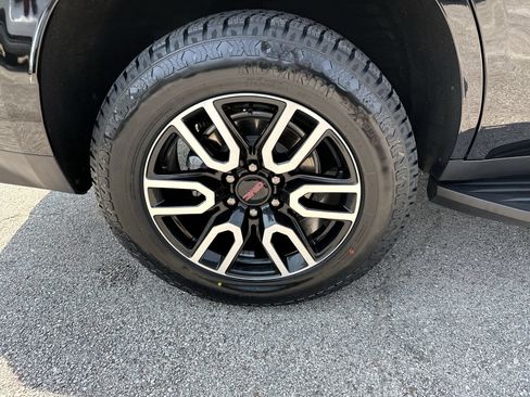 Used 2024 GMC Yukon AT4 w/ Technology Package AWD/4WD image 19