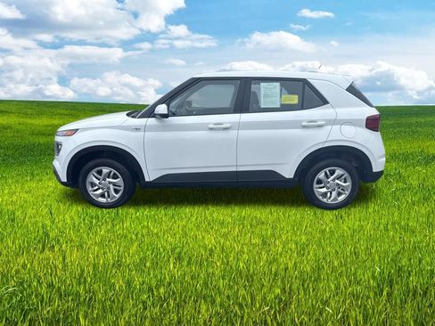 Certified 2026 Hyundai Venue SE image 9