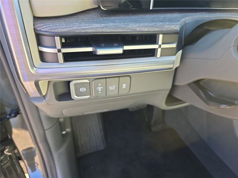 Certified 2025 Hyundai Santa Fe Calligraphy image 18