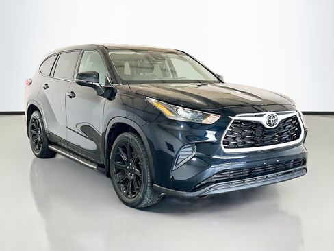 Used 2022 Toyota Highlander L FWD image 3