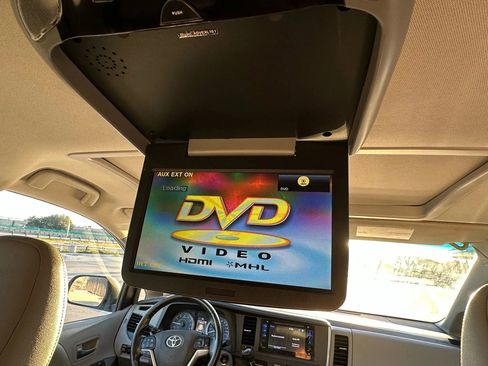 Used 2015 Toyota Sienna XLE image 16