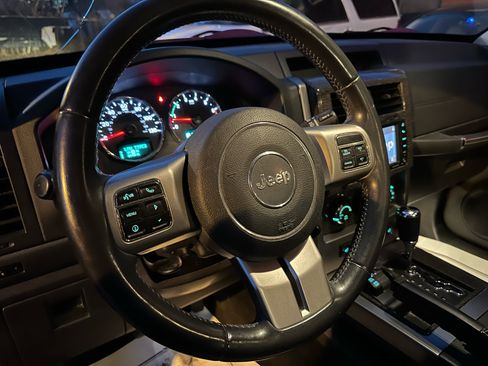 Used 2012 Jeep Liberty Limited Jet w/ Comfort/Convenience Group image 22