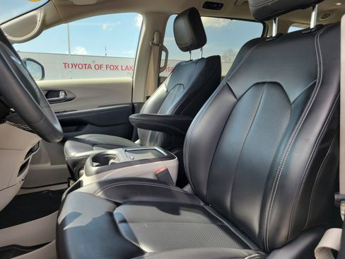 Used 2023 Chrysler Pacifica Touring-L image 19