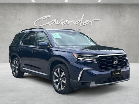 Used 2025 Honda Pilot Touring image 2