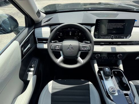 New 2025 Mitsubishi Outlander SE image 18