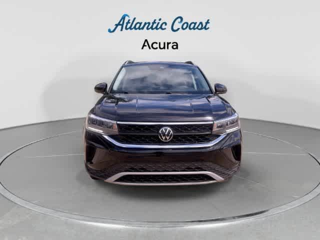 Used 2024 Volkswagen Taos SE w/ Black Wheel Package FWD image 3
