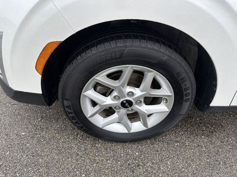 Used 2025 Kia Soul LX w/ LX Technology Package FWD image 12