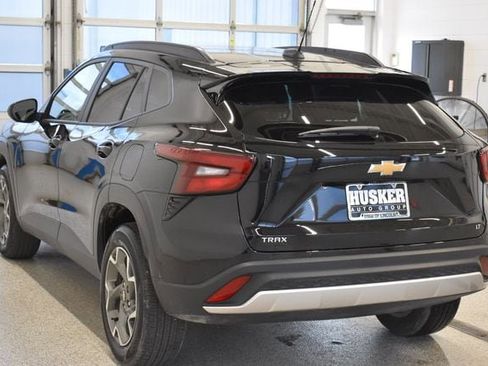 Used 2025 Chevrolet Trax LT w/ LT Convenience Package FWD image 10