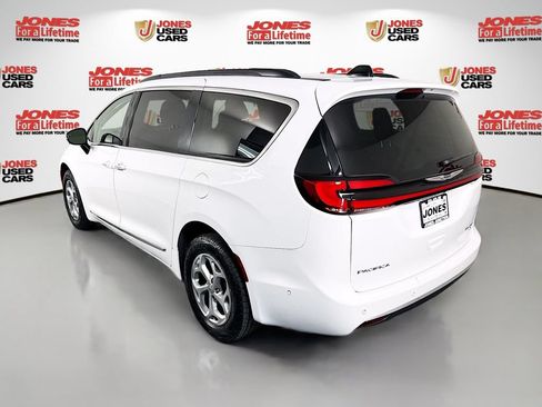 Used 2023 Chrysler Pacifica Limited AWD/4WD image 2