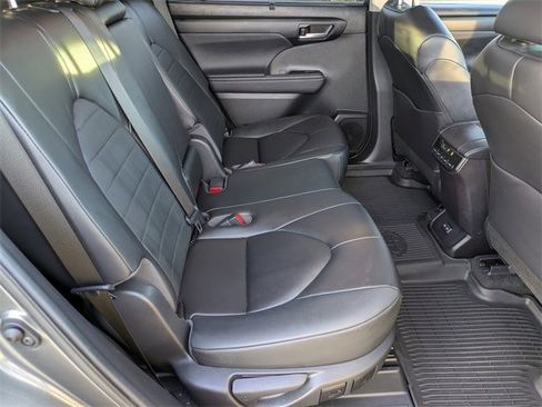 Used 2023 Toyota Highlander L image 14