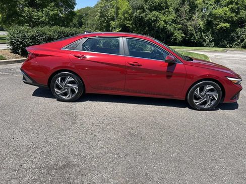 Certified 2025 Hyundai Elantra Limited w/ Cargo Package FWD image 8