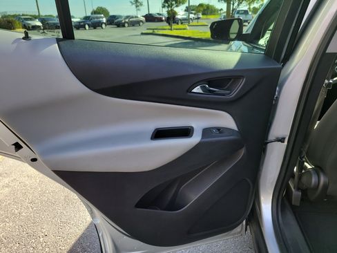 Used 2022 Chevrolet Equinox LS FWD image 12