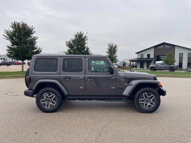 Used 2026 Jeep Wrangler Unlimited Sahara AWD/4WD image 2