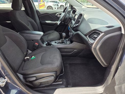 Used 2019 Jeep Cherokee Latitude w/ Cold Weather Group AWD/4WD image 15