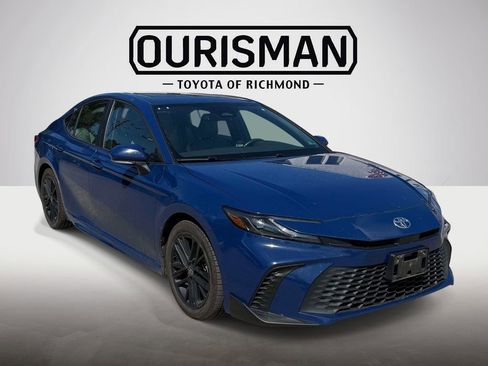 Used 2025 Toyota Camry SE w/ Convenience Package FWD image 1